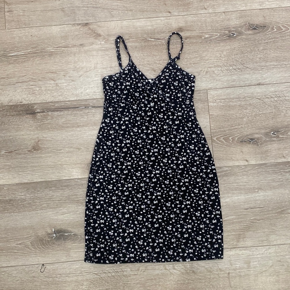 Tilly’s women’s floral mini dress in size small!!